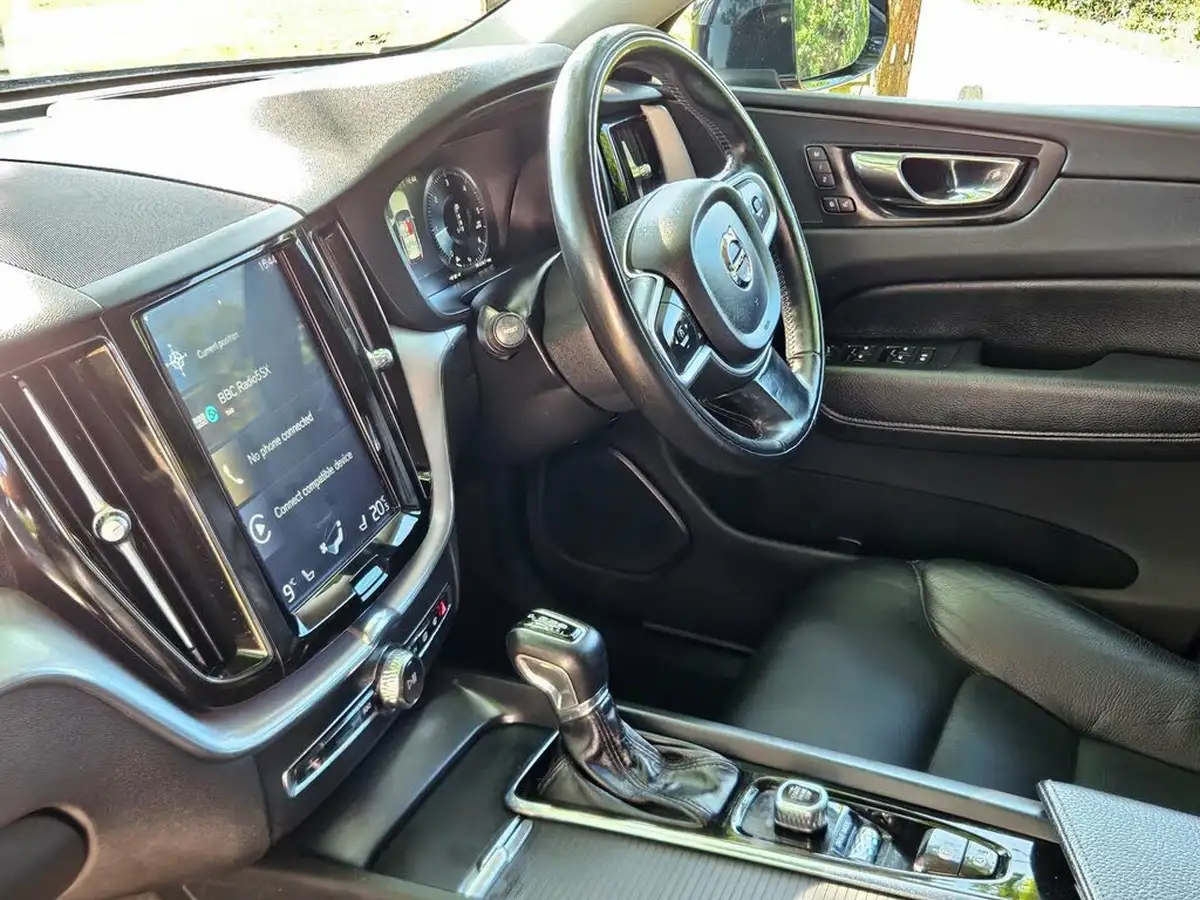 2018-volvo-xc60-20td-d4-momentum-pro-awd-geartronic-big-17