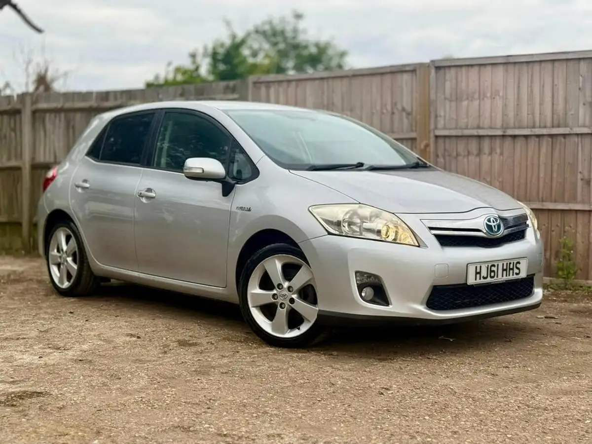 2011-toyota-auris-18-vvt-i-hsd-t-spirit-1794cc-big-0
