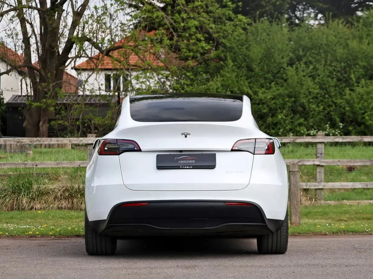 2022-tesla-model-y-e-long-range-big-33