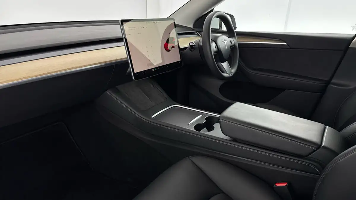 2022-tesla-model-y-e-long-range-big-8