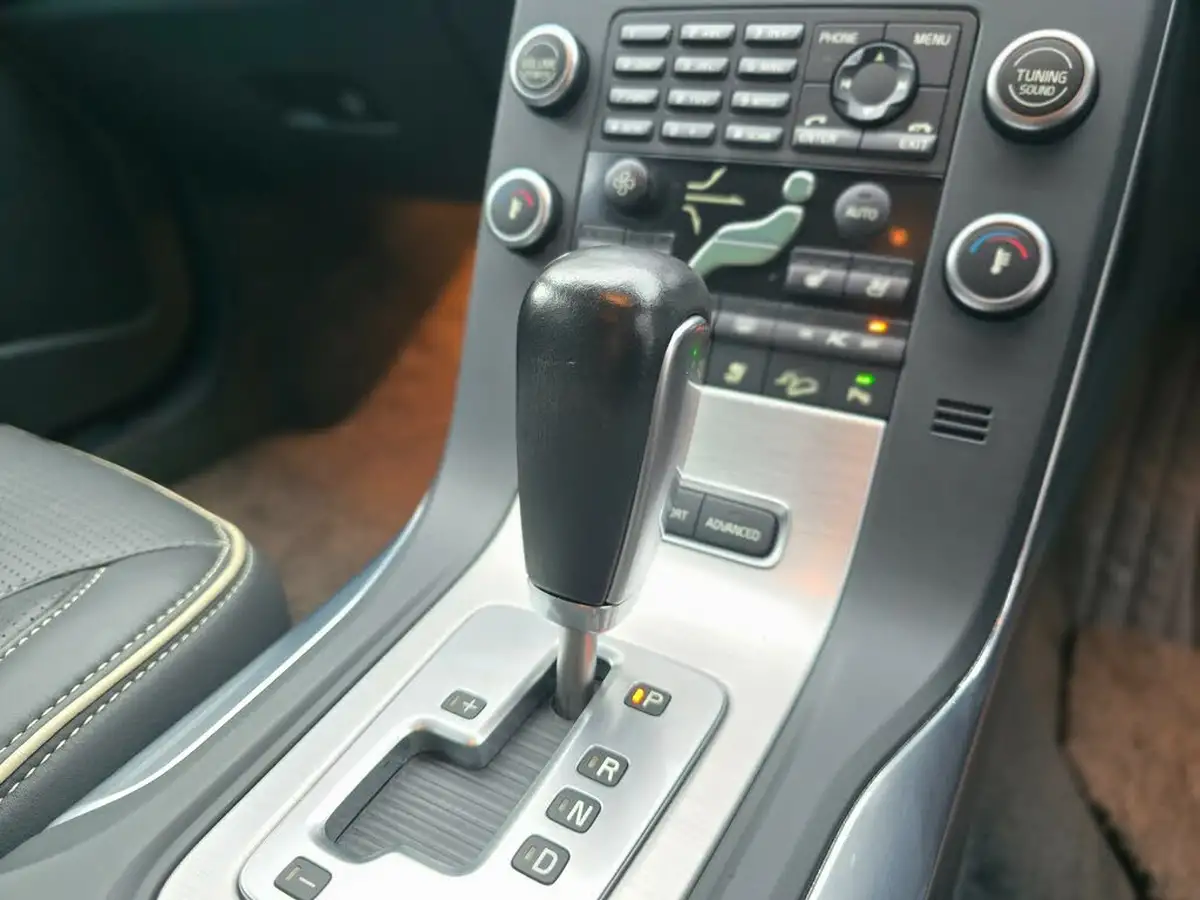 2011-volvo-xc70-30-t6-se-big-14