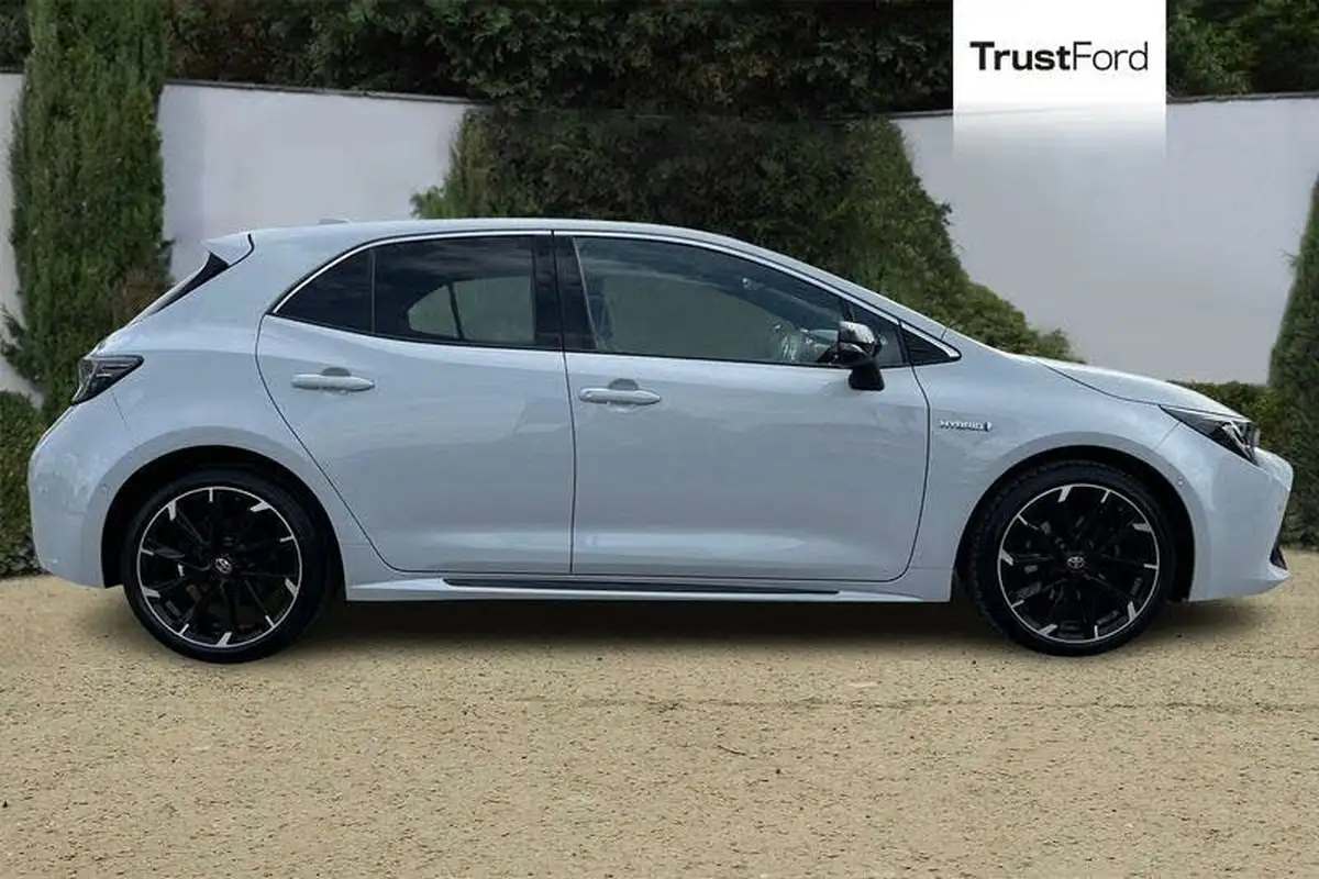 2021-toyota-corolla-18-vvt-i-gr-sport-trk-hatchback-big-2