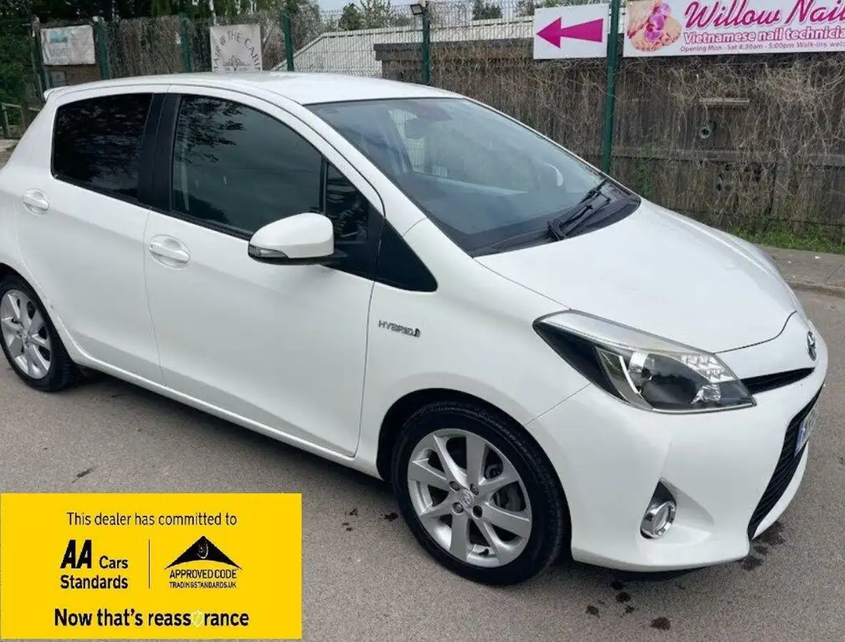 2012-toyota-yaris-15-vvt-i-t-spirit-big-0