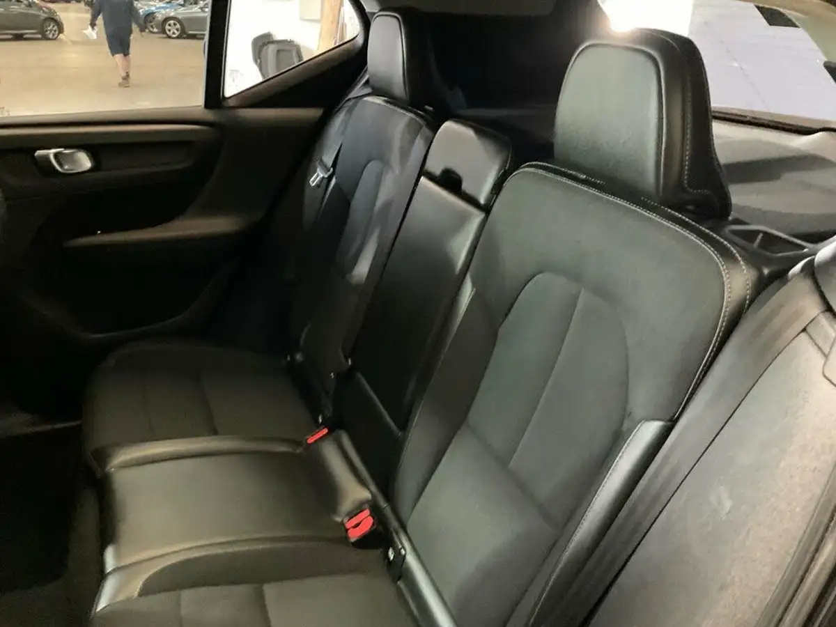 2019-volvo-xc40-20-t4-momentum-awd-big-23