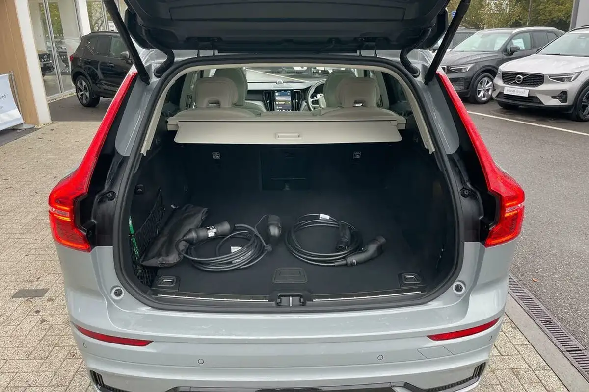 2024-volvo-xc60-20-t8-ultra-dark-big-20
