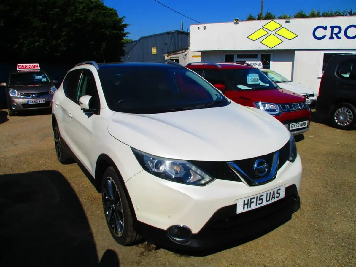 2015-nissan-qashqai-12-tekna-big-0