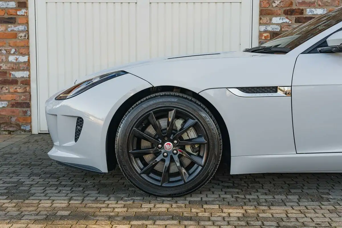 2015-jaguar-f-type-30-convertible-quickshift-big-13