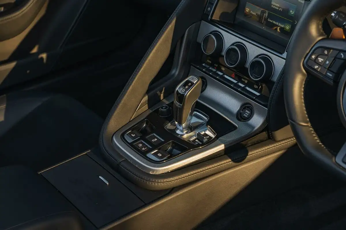 2015-jaguar-f-type-30-convertible-quickshift-big-37
