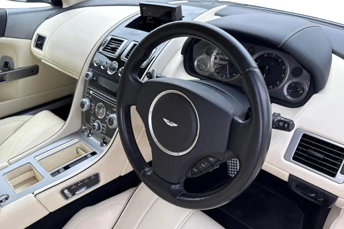 2015-aston-martin-db9-59-volante-big-2