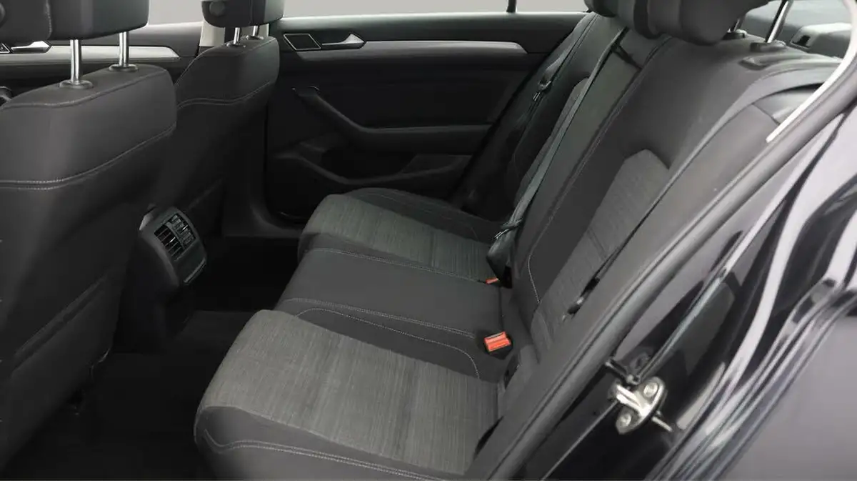 2021-volkswagen-passat-20tdi-se-nav-150ps-saloon-4d-dsg-big-15