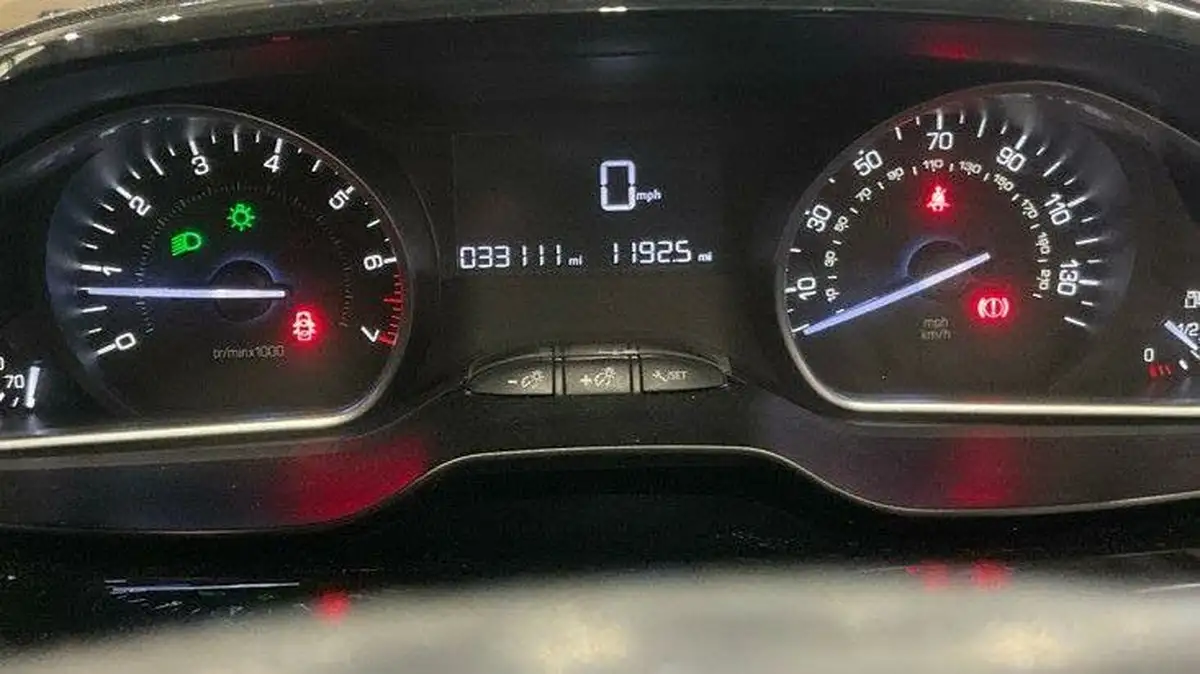 2017-peugeot-208-12-puretech-allure-82bhp-5d-big-10