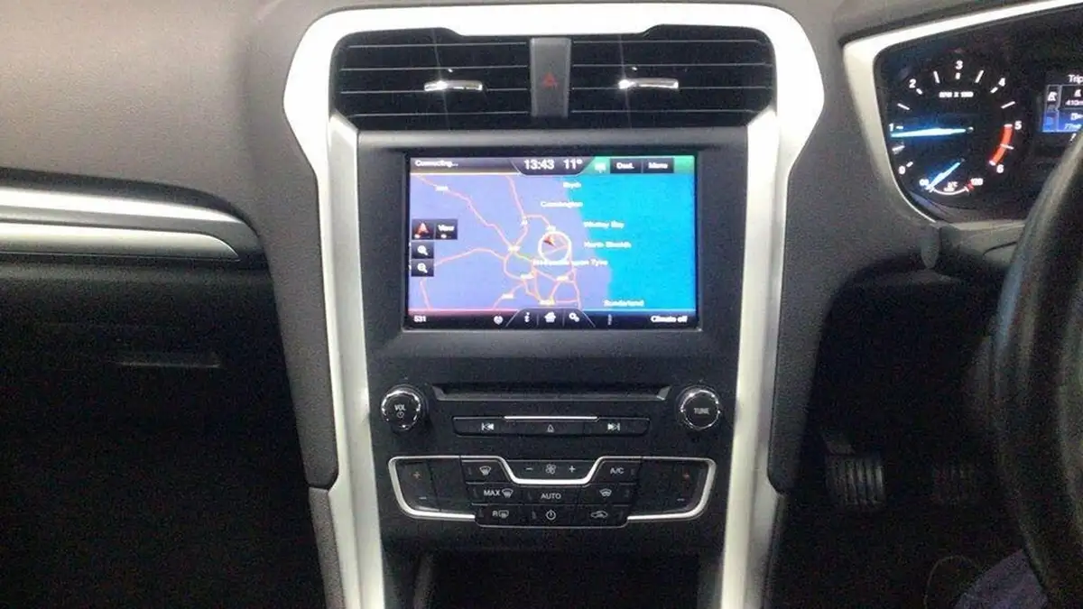 2015-ford-mondeo-16tdci-zetec-hatchback-big-13