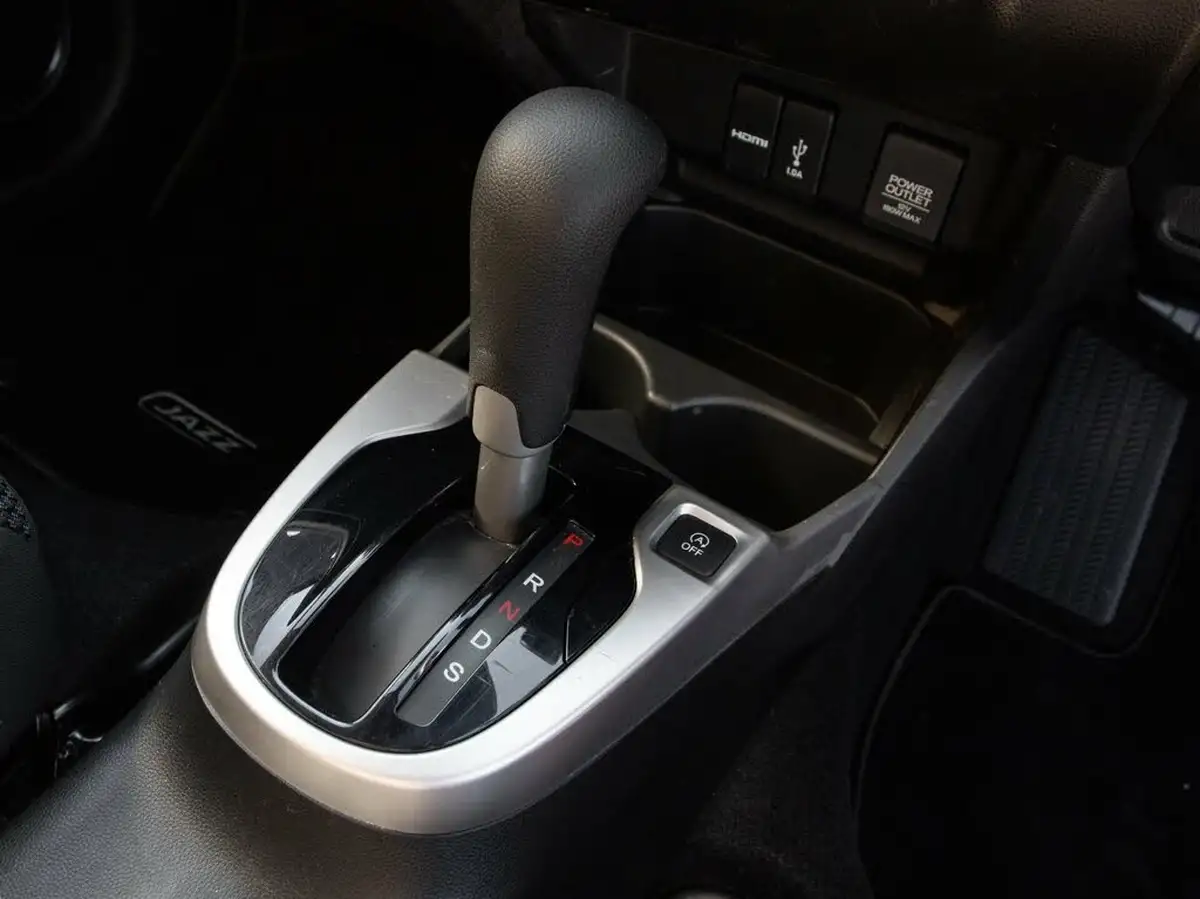 2018-honda-jazz-13-i-vtec-se-navi-cvt-big-30
