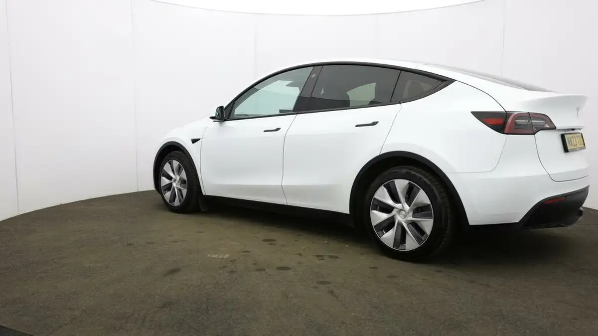 2023-tesla-model-y-e-rwd-big-62