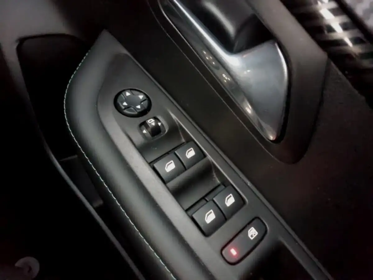 2021-peugeot-208-12-puretech-allure-100bhp-big-16
