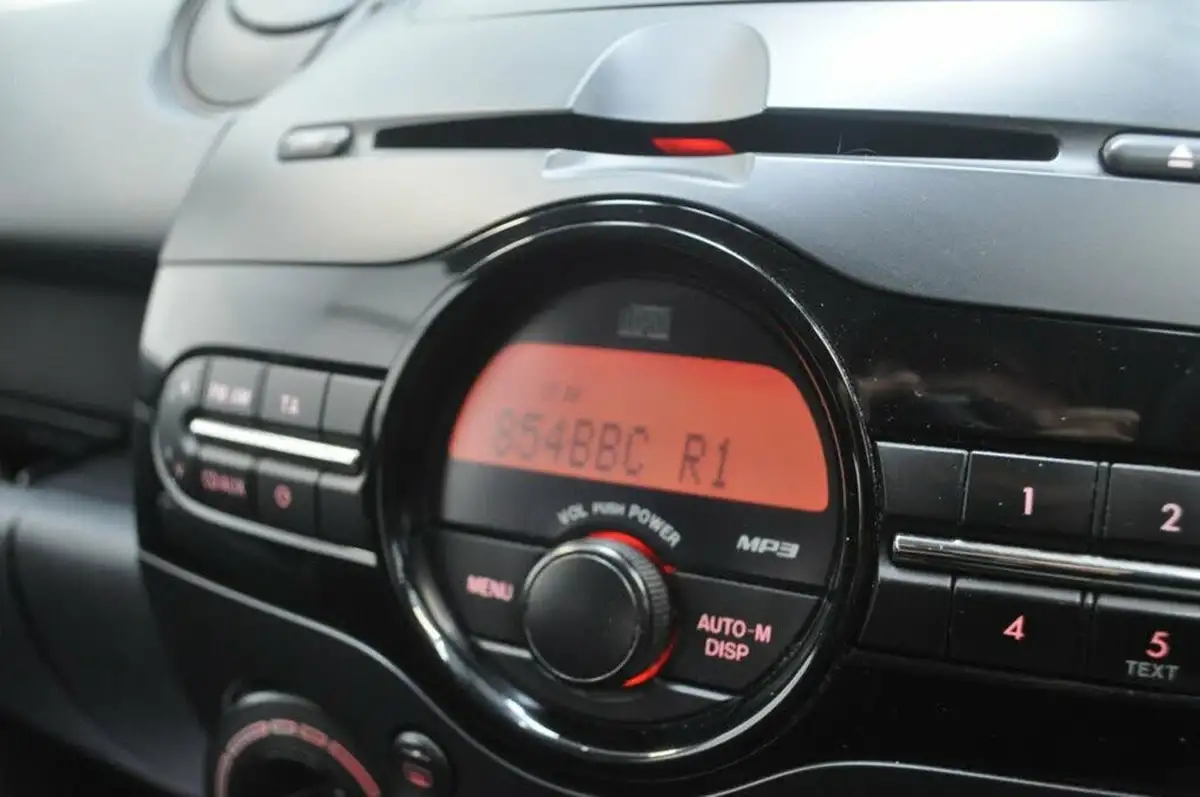 2012-mazda-mazda2-13-tamura-3d-big-22