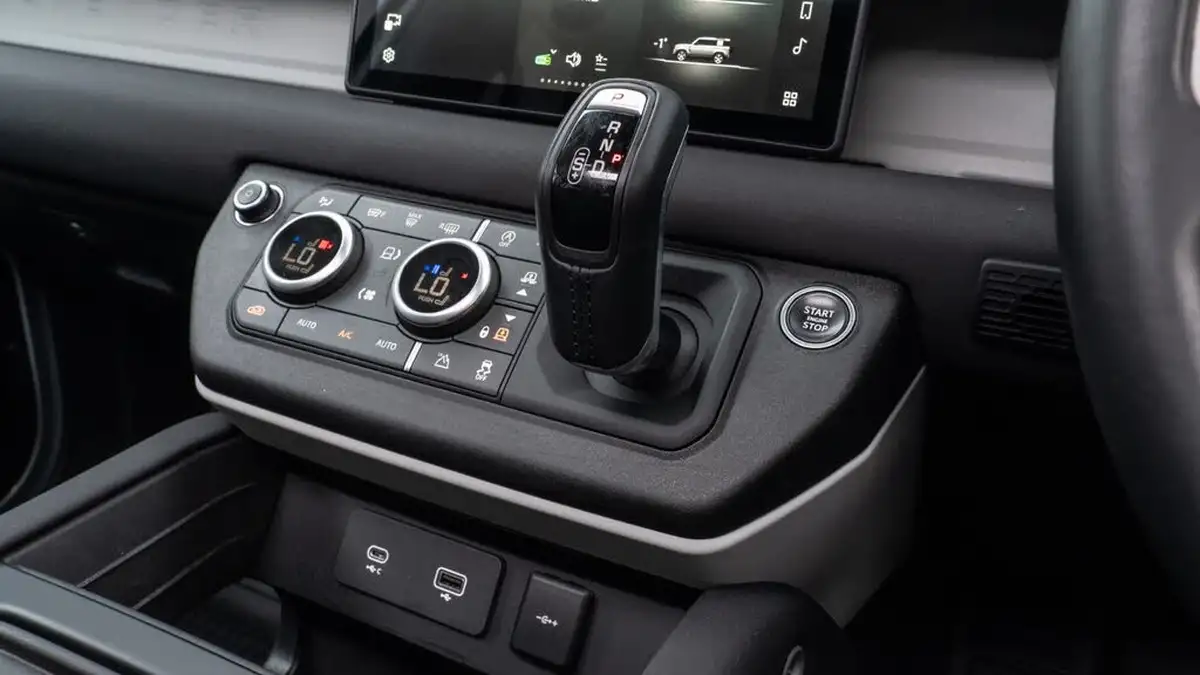 2022-land-rover-110-defender-30-d250-xs-edition-big-22