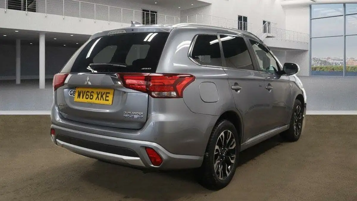 2016-mitsubishi-outlander-20-gx4h-phev-big-9
