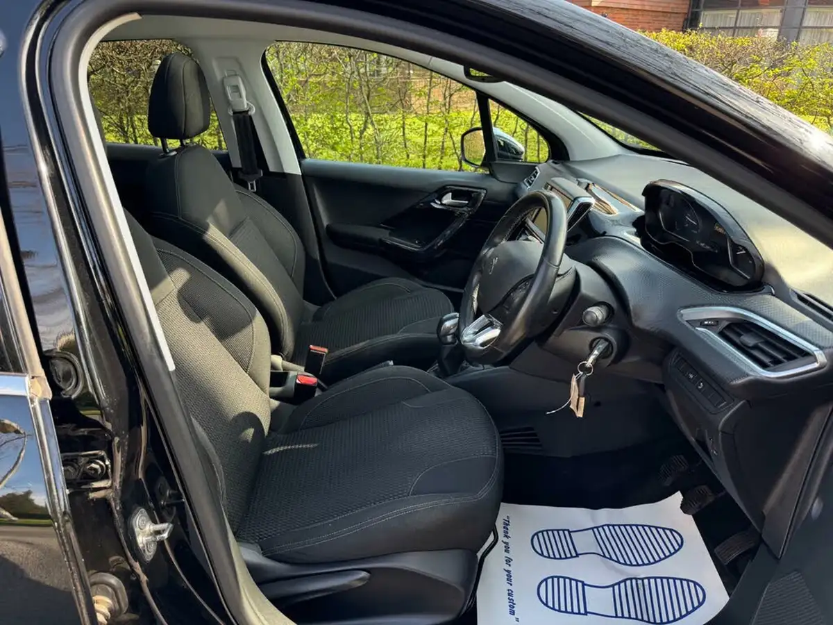 2018-peugeot-208-12-puretech-allure-premium-ss-big-14