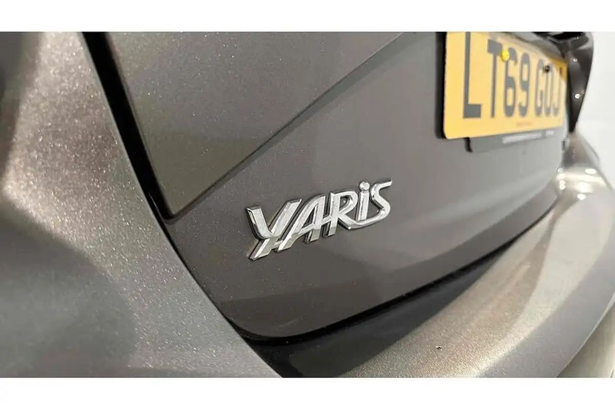 2019-toyota-yaris-15-vvt-i-icon-tech-98bhp-hybrid-1497cc-e-cvt-big-18
