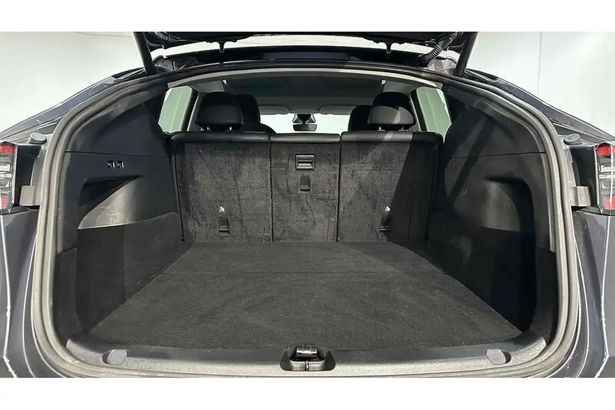 2022-tesla-model-y-e-long-range-big-45