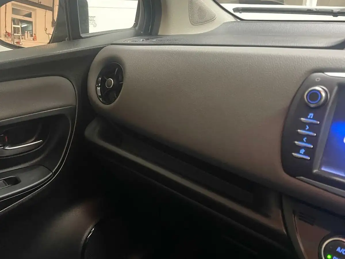 2019-toyota-yaris-15-vvt-i-icon-tech-98bhp-hybrid-1497cc-e-cvt-big-19