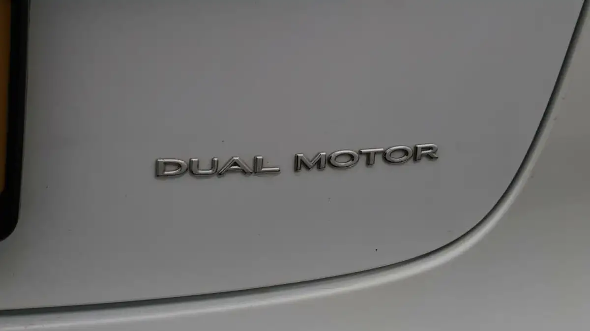 2021-tesla-model-3-e-long-range-awd-big-21
