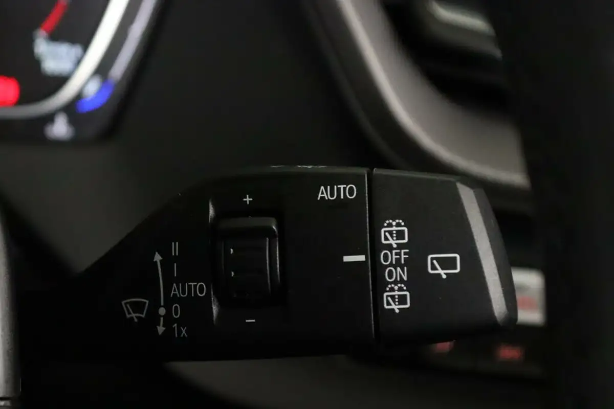 2020-bmw-1-series-20td-118d-m-sport-big-23