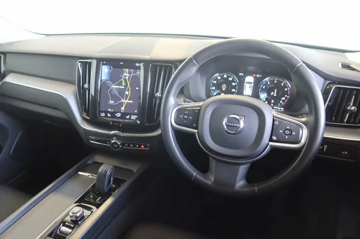 2020-volvo-xc60-20-b5-momentum-big-3