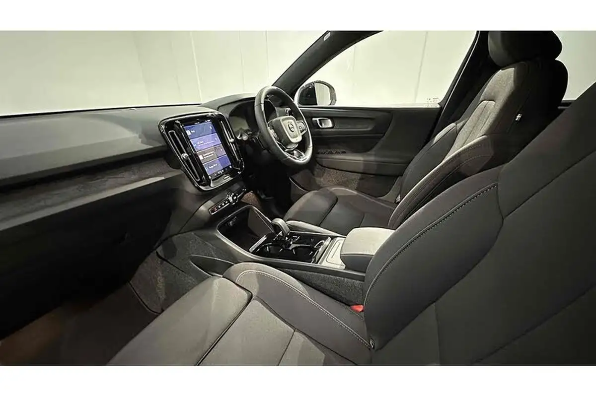 2023-volvo-xc40-e-twin-recharge-core-big-18