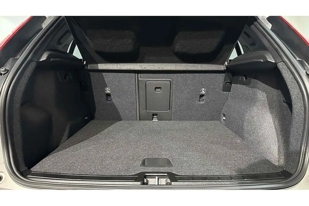 2023-volvo-xc40-e-twin-recharge-core-big-40