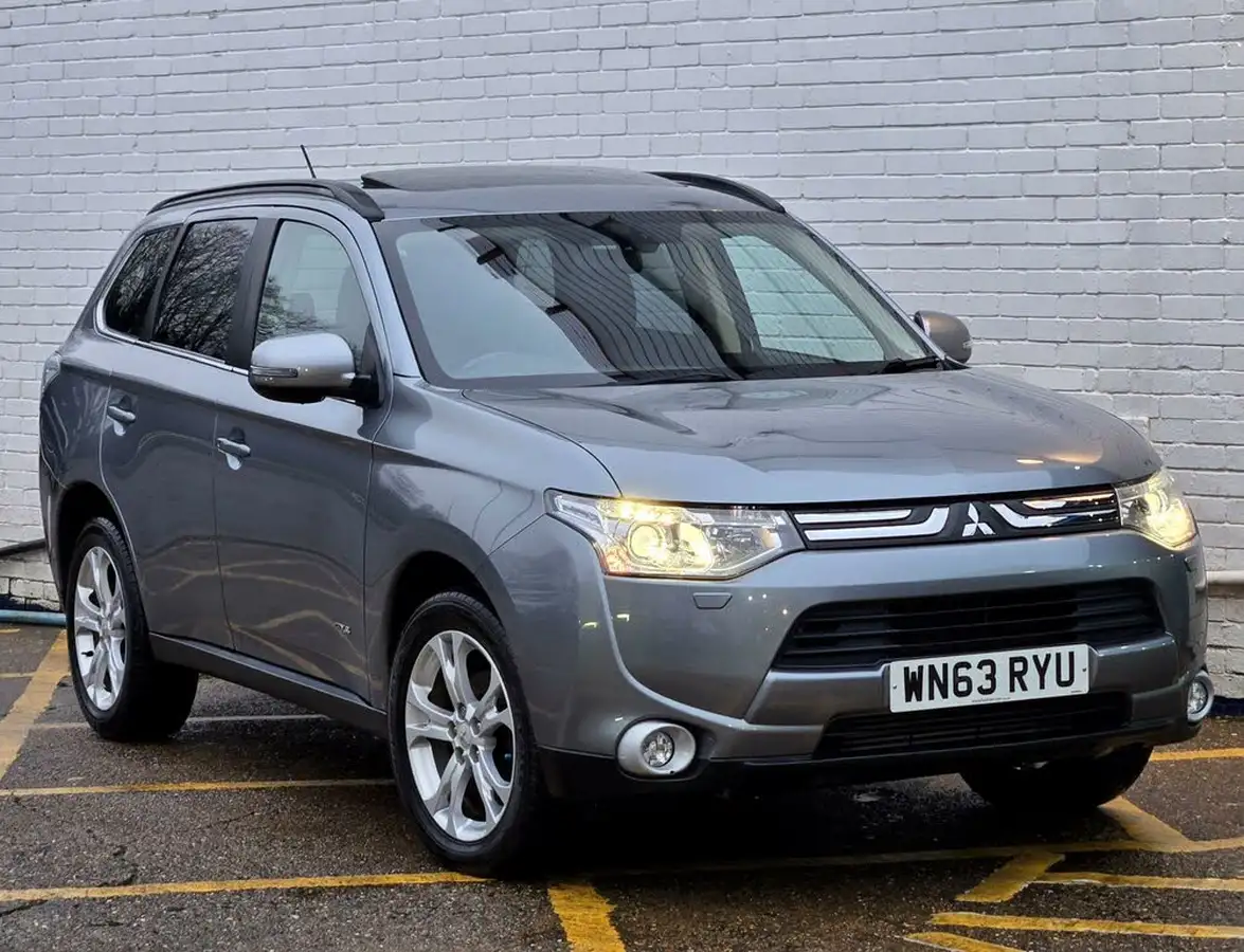 2013-mitsubishi-outlander-22di-d-gx4-big-21