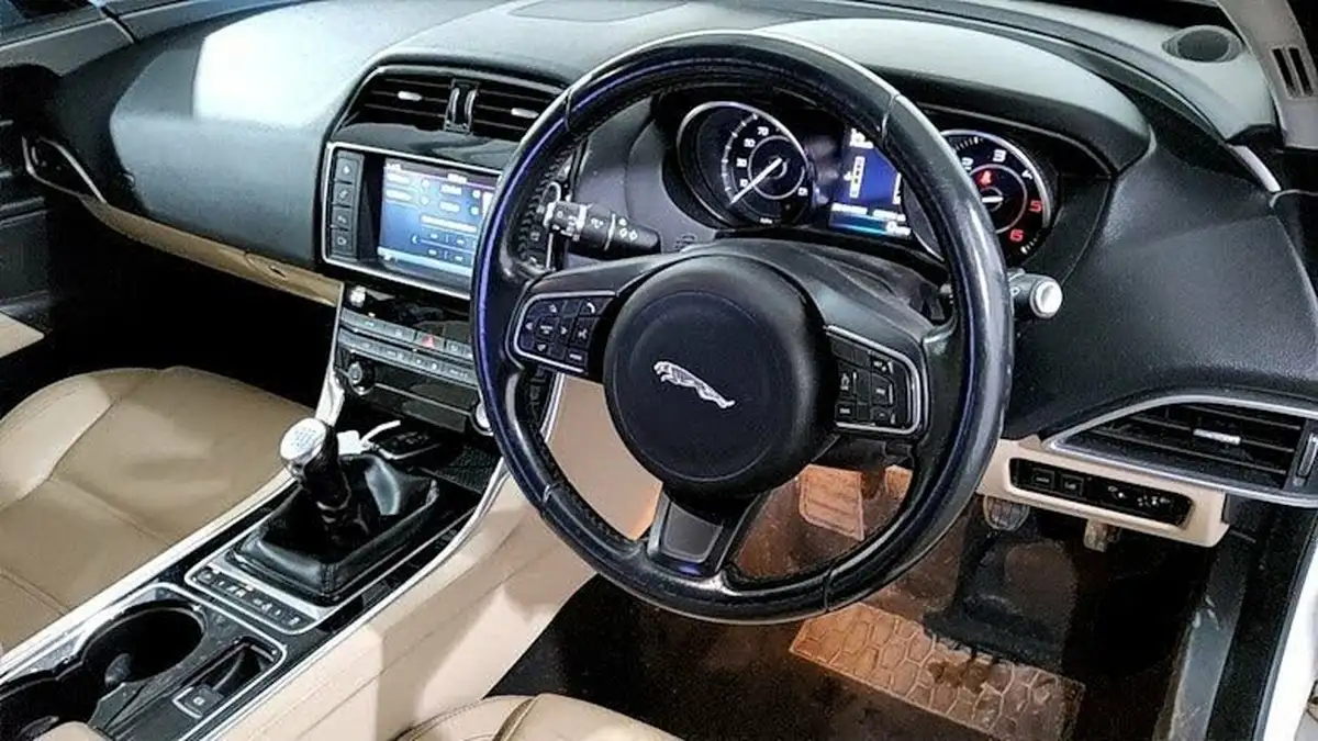 2015-jaguar-xe-20td-prestige-163ps-big-2