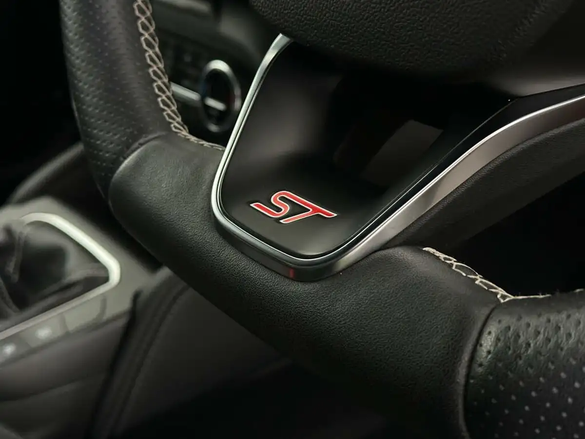 2020-ford-focus-20-st-hatchback-big-9