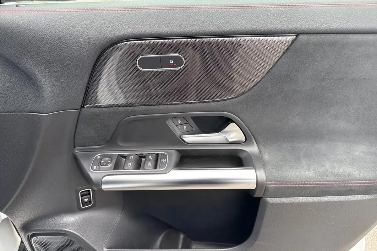 2021-mercedes-benz-gla-class-13-gla-200-amg-line-big-19