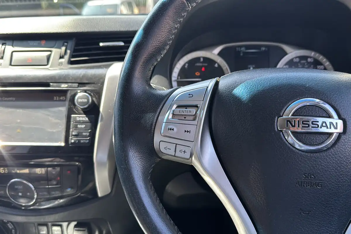 2017-nissan-navara-23dci-tekna-auto-big-15