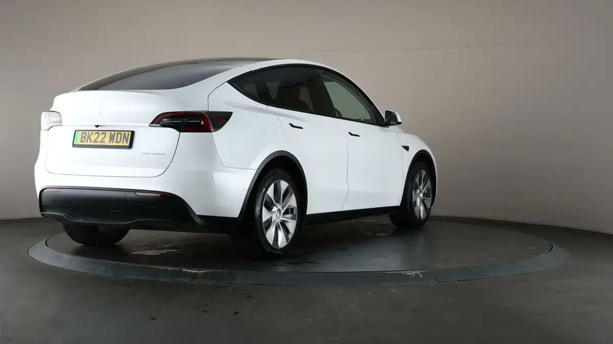 2022-tesla-model-y-e-long-range-big-60
