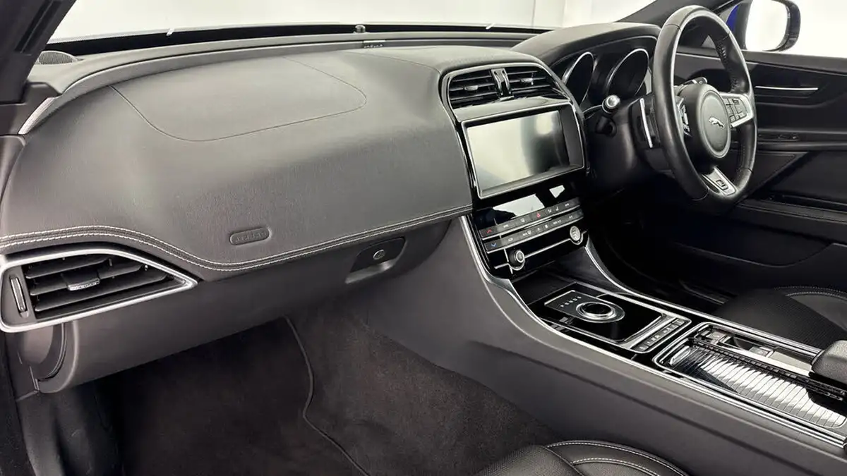 2019-jaguar-xe-20d-r-sport-180ps-auto-big-9