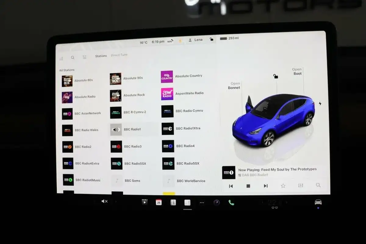 2022-tesla-model-y-e-long-range-big-13
