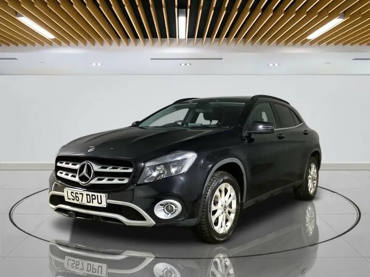 2017-mercedes-benz-gla-class-21d-gla-200d-se-ss-7g-dct-big-3