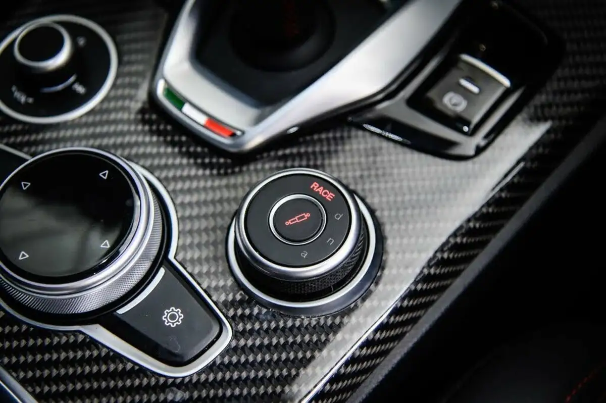 2021-alfa-romeo-stelvio-29-biturbo-quadrifoglio-big-17