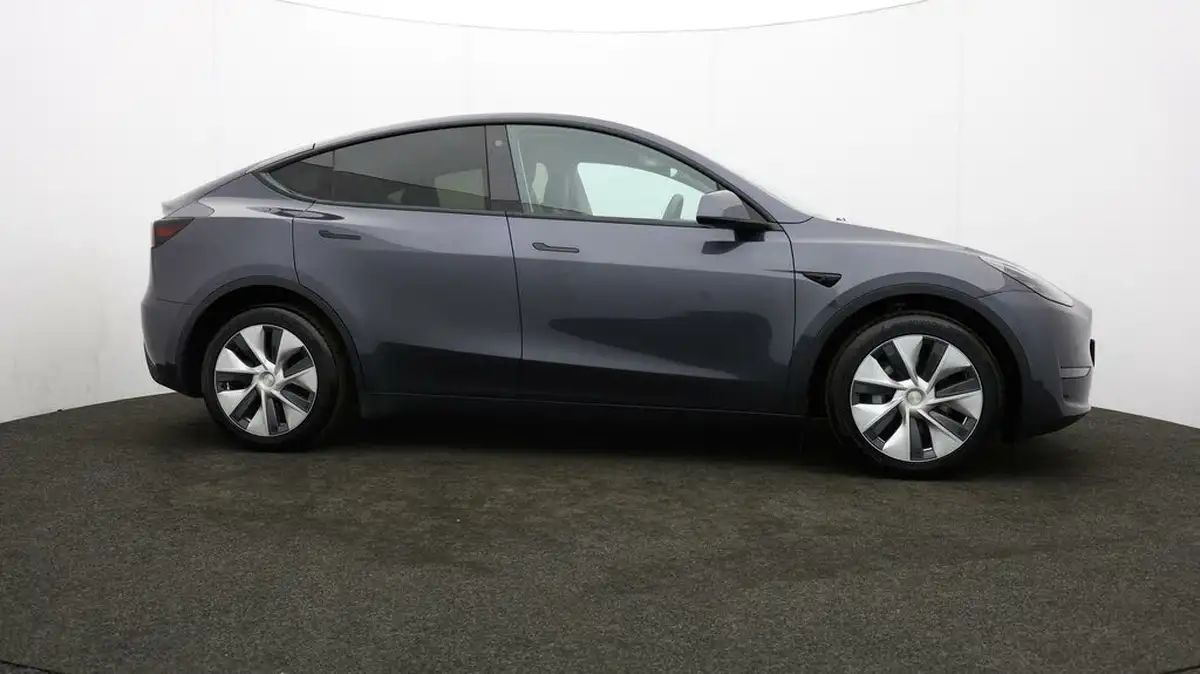 2022-tesla-model-y-e-long-range-big-35