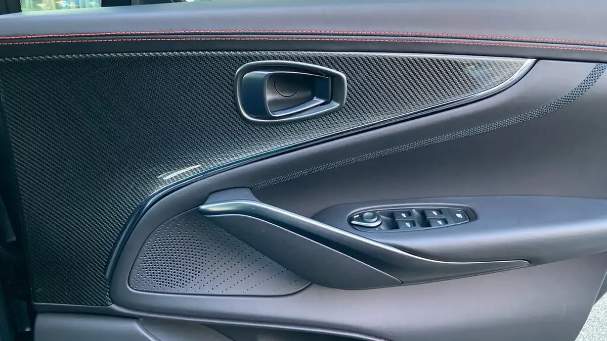 2024-aston-martin-dbx-40-v8-big-25