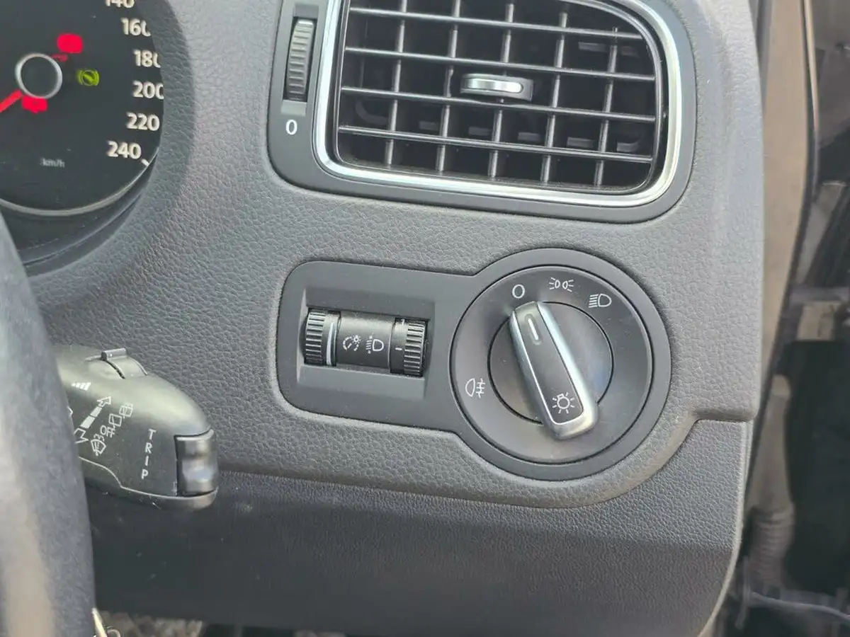2014-volkswagen-polo-big-32