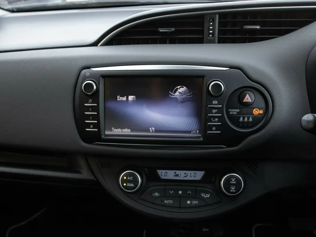 2017-toyota-yaris-15-vvt-i-icon-navi-hybrid-big-24