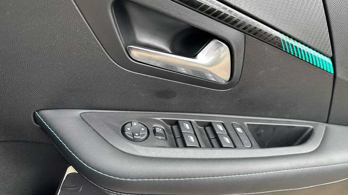 2023-peugeot-208-12-puretech-allure-premium-130ps-eat8-big-21