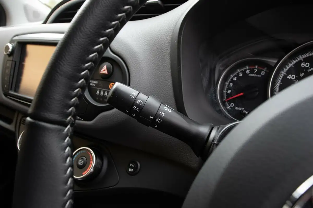 2016-toyota-yaris-133-icon-vvt-i-5d-big-16