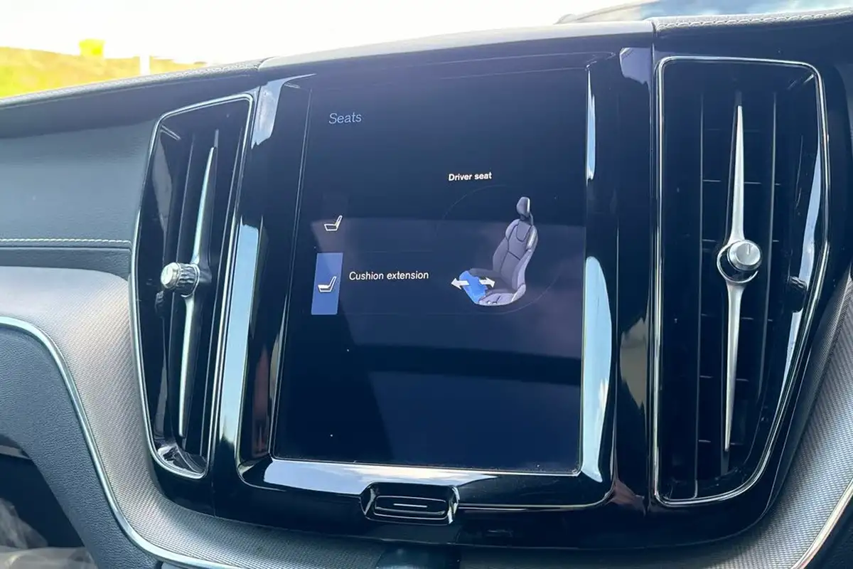 2021-volvo-xc60-20-b5-r-design-pro-awd-big-30