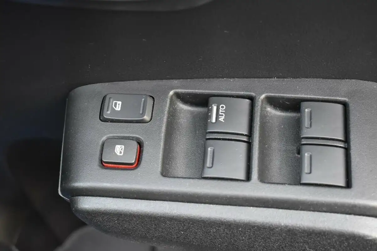 2011-honda-jazz-14-es-t-big-17