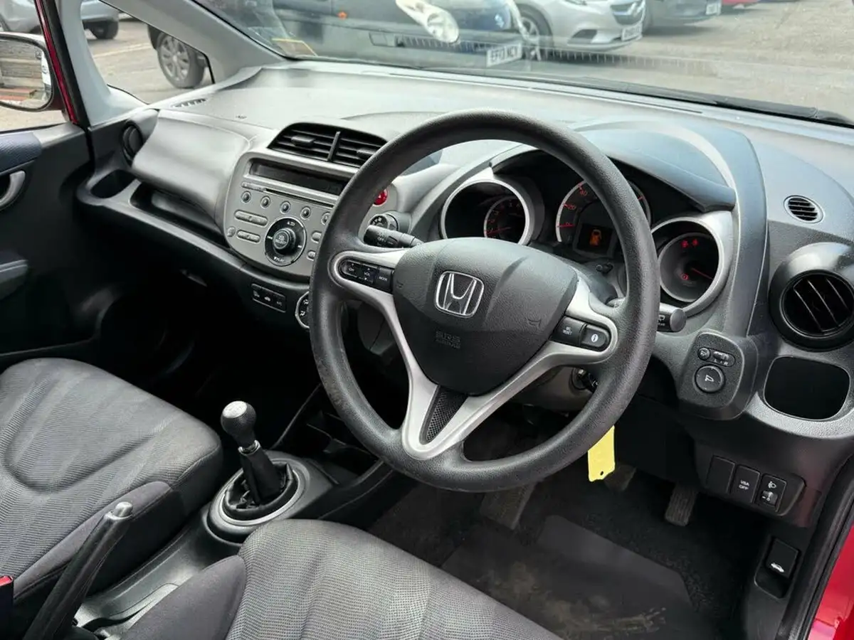 2010-honda-jazz-14-es-t-big-17